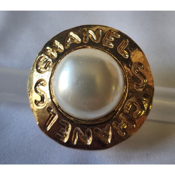 US BASED Authentic Vintage CHANEL Clip On Pearl & Gold Tone Earrings w Dust Bag - Picture 5 of 10